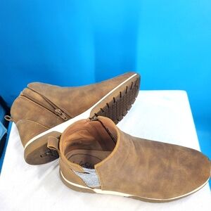 Life Stride tan ankle boots 9.5 Wide